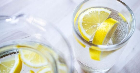 Om du tillsätter citronsaft i vatten blir det lättare att hålla sig till en vattendiet. 