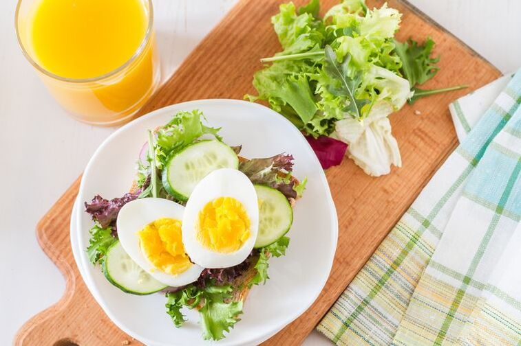 Gurka och kokt ägg sallad