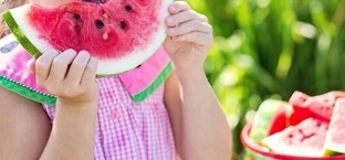 flicka som äter vattenmelon