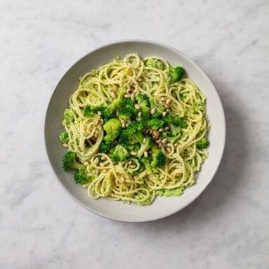 spagetti med broccoli och pinjenötter, medelhavskost
