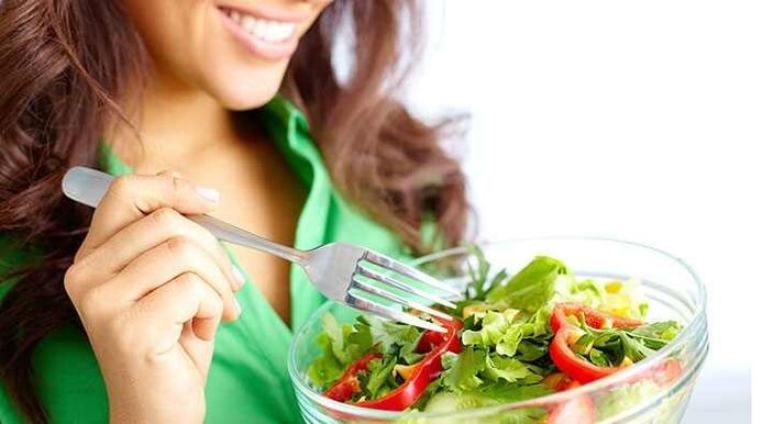 flicka äter grönsakssallad på en proteindiet