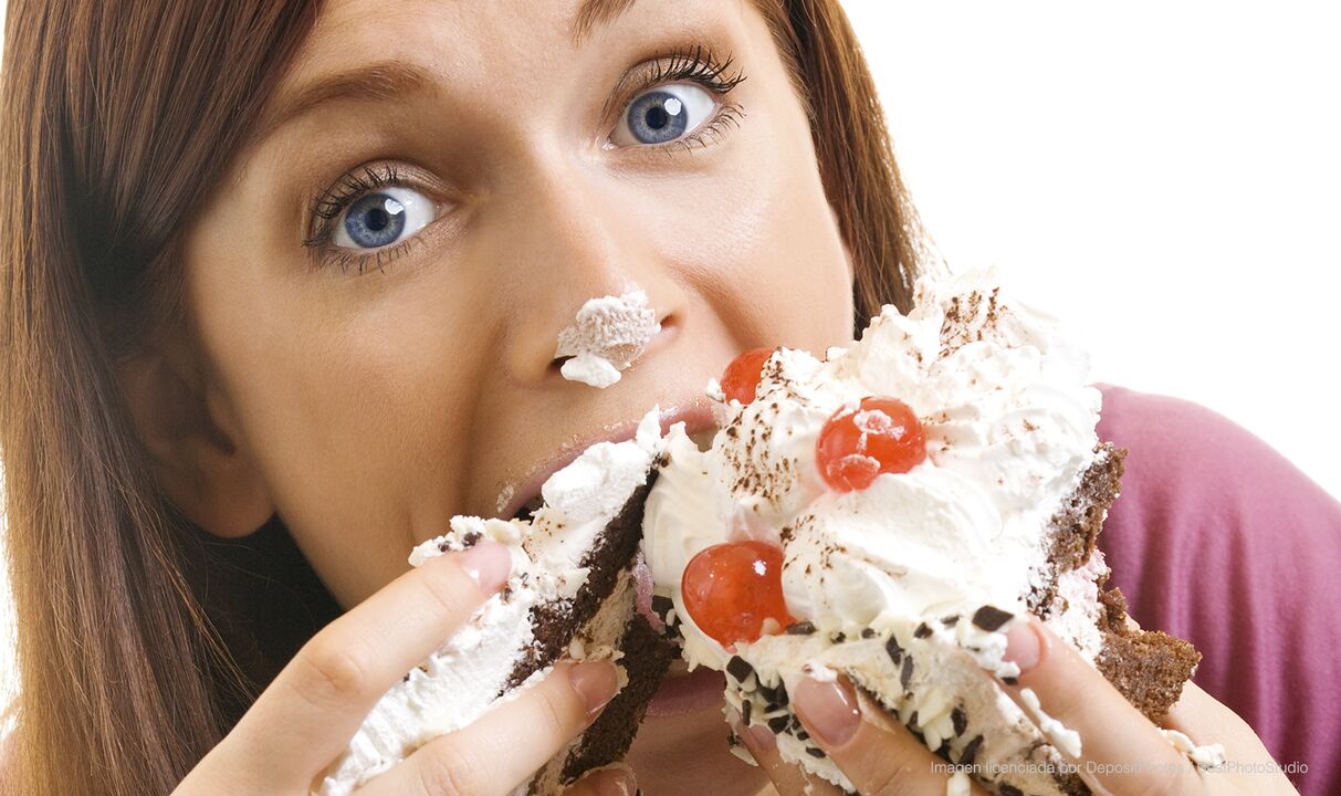 flicka som äter tårta och blir bättre på hur man går ner i vikt