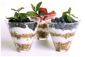 havregryn med yoghurt och bär för rätt näring och viktminskning
