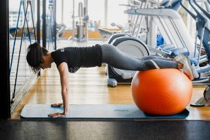 push-up position med fitball